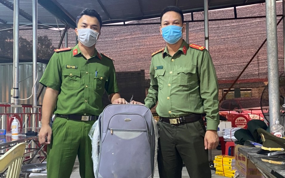 Chốt kiểm soát dịch bệnh COVID-19 liên ngành tại cầu Nghìn, huyện Vĩnh Bảo, TP Hải Phòng trả lại tài sản bỏ quên